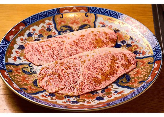 大皿に盛られた飛騨牛
