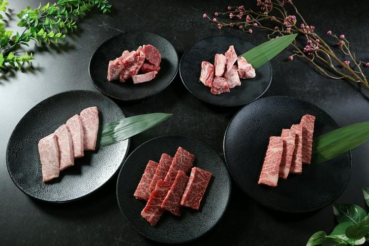 皿に盛り付けられた飛騨牛